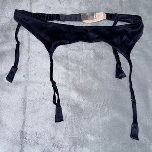 VICTORIA’S SECRET NAVY SILK GARTER BELT Size Small NWT